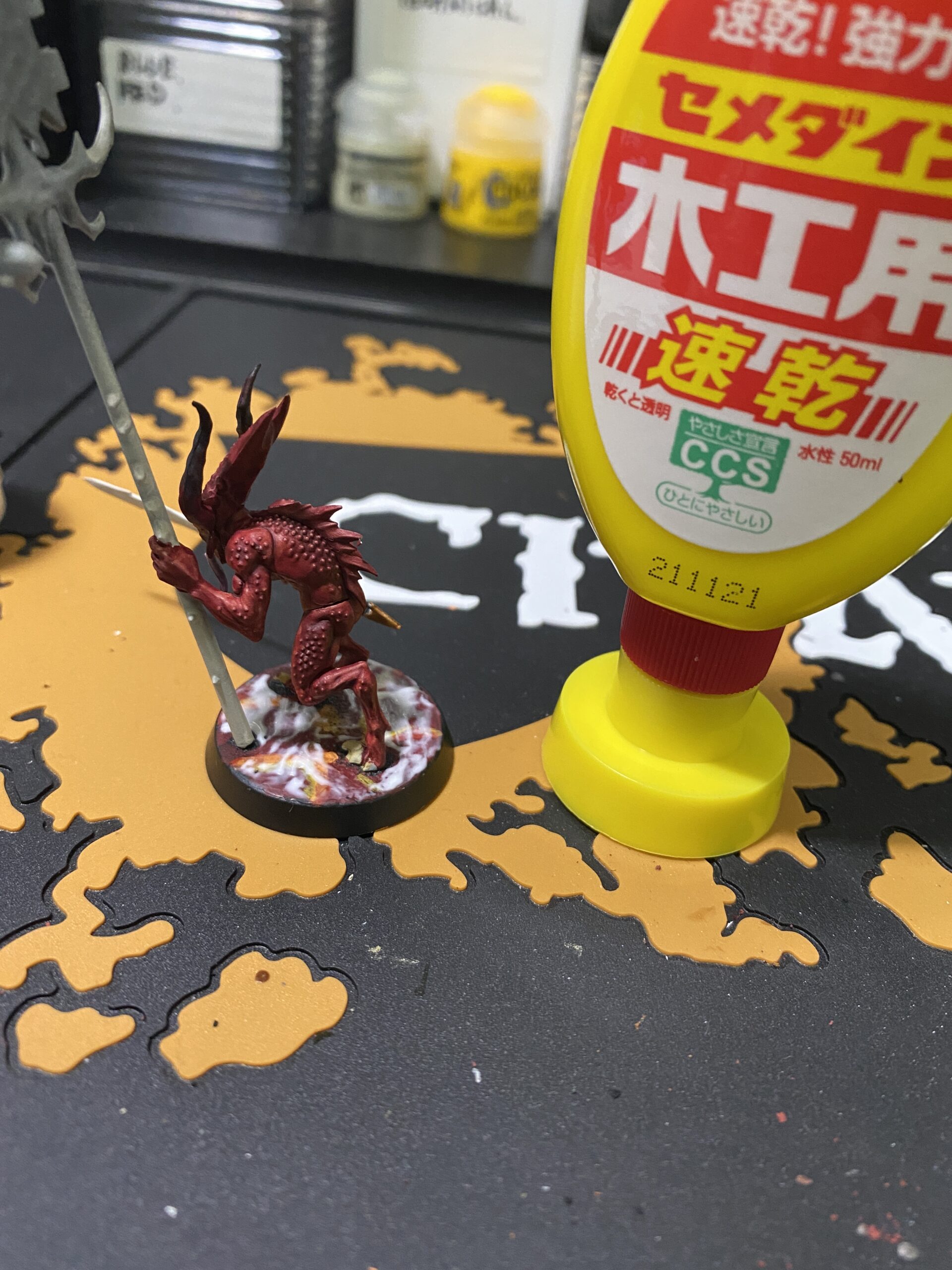 シタデルカラーの説明書：テクニカルカラーMORDANT EARTH で地面